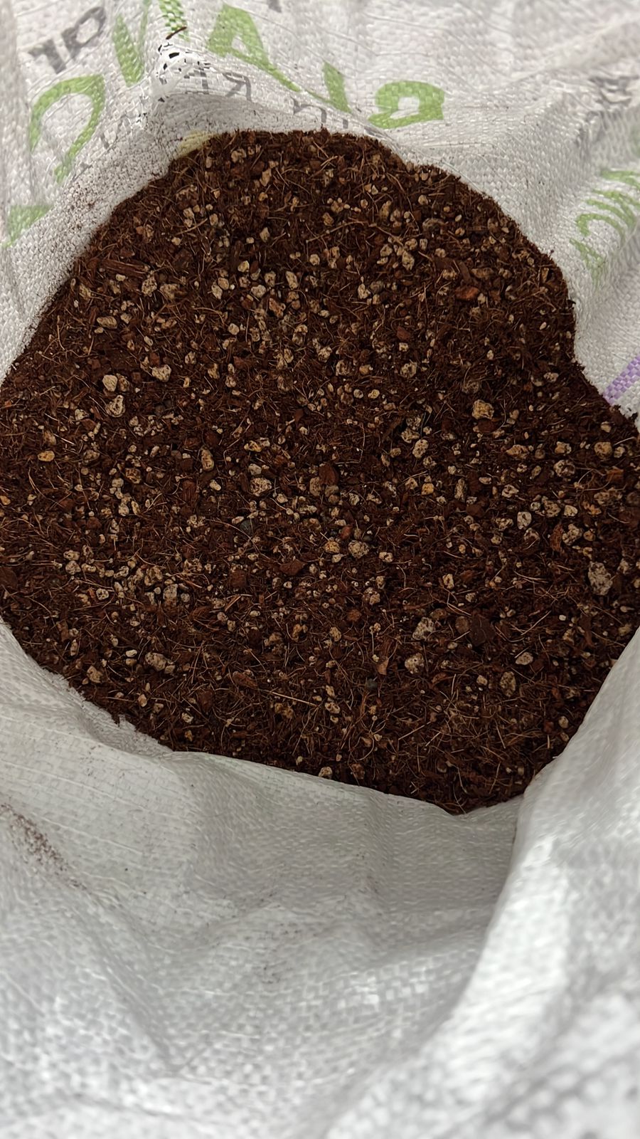 Sustrato Fibra de Coco Fina con Piedra Pomez saco 100 LTS.