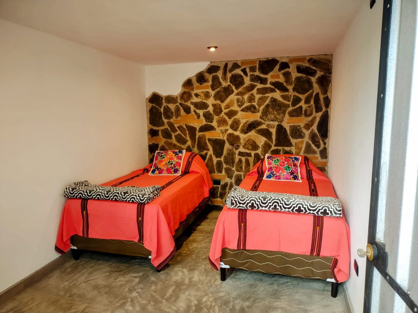 Renta Cabaña Ecologica Pequeña 1 Noche-2 Personas | AgroTerra Guatemala
